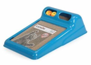 משטח גירוד מקרטון עם כדורי משחק לחתול